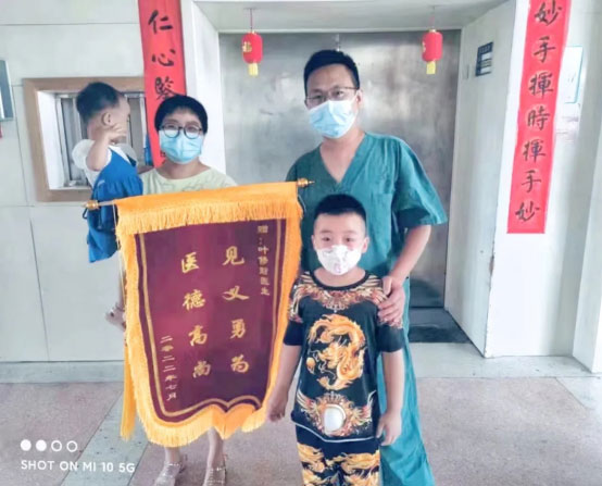 江西： 偶遇溺水孩童命悬一线   医生心肺复苏挽救生命