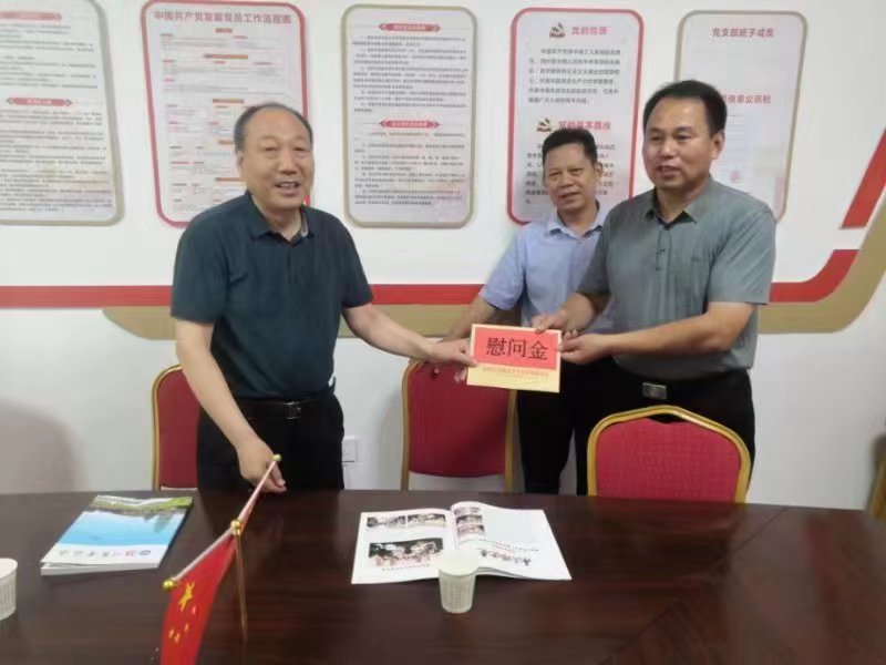 阜阳市经开区领导“七一”慰问商会困难党员