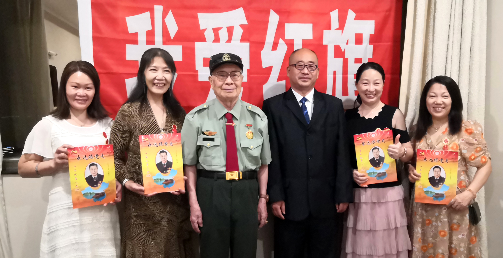 却万难迎风登陆 紫荆花开遍香江