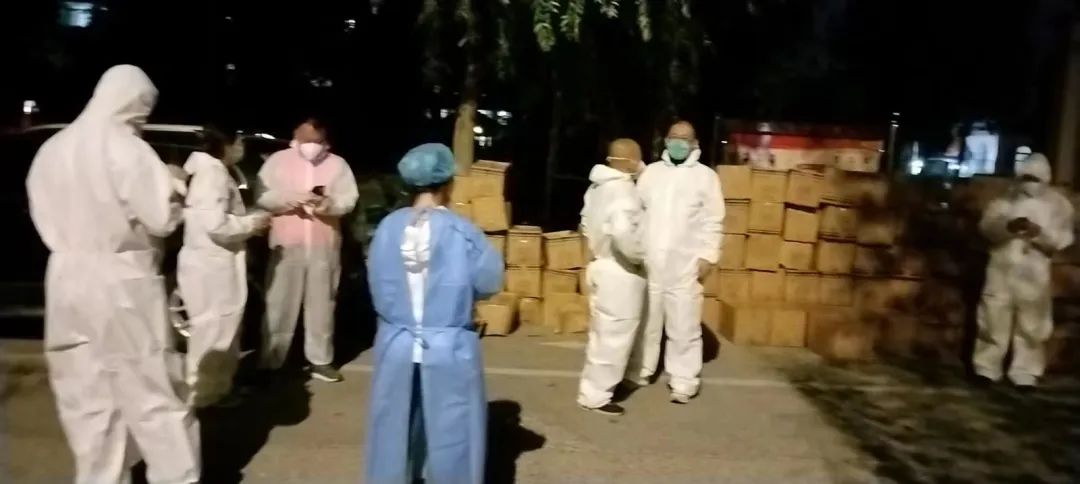 忙碌了一天的保洁班，晚上“角色”变了