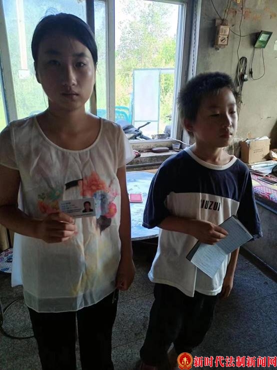 徐嘉欣：大爱无疆  退姐弟俩成才梦想