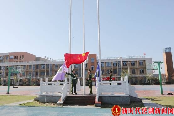 春风桃李始盛开，繁花织锦向未来