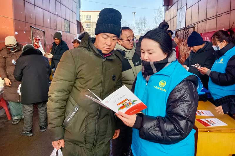 新疆兵团第五师八十四团司法所: 开展“有法帮你,薪暖农民工”法治宣传活动