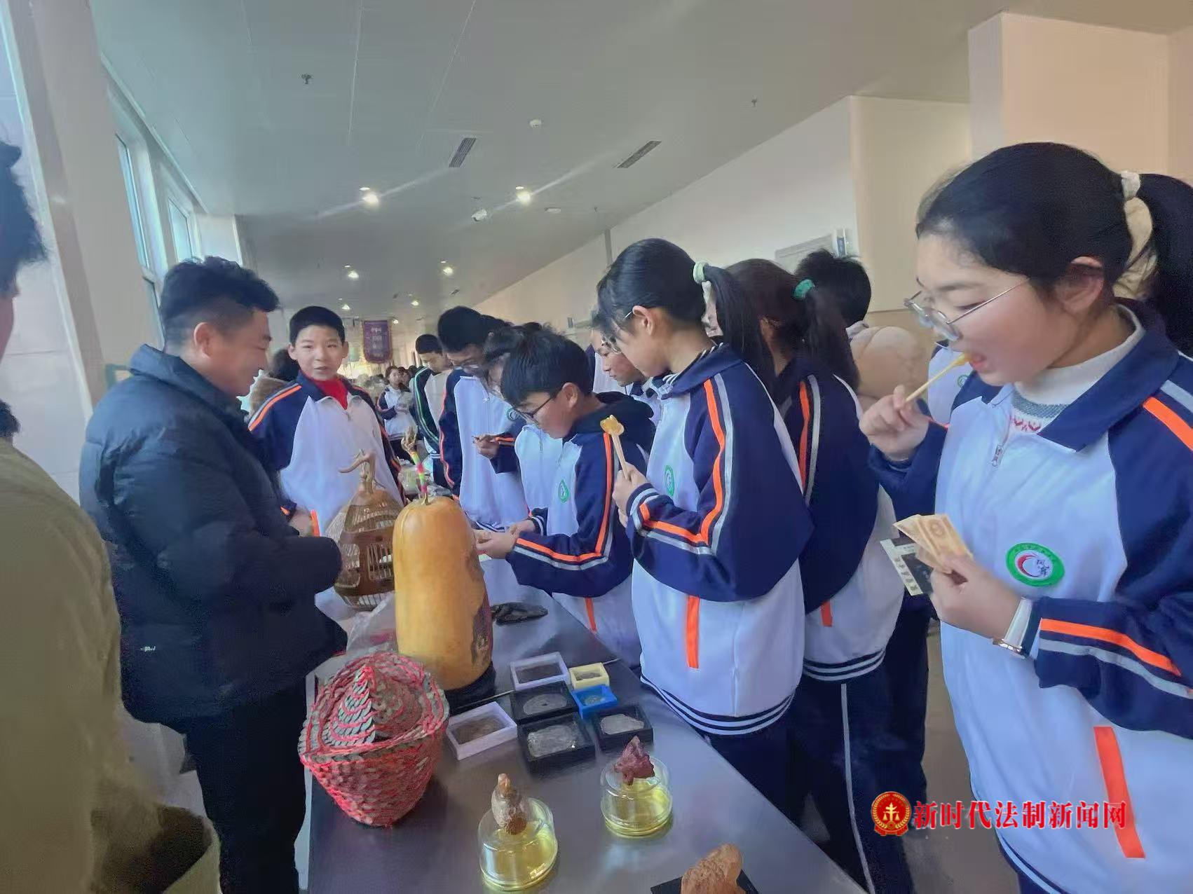  八零后的葫芦艺术人生 ——记山东省平度市聚贤居艺术工作室主任张少华