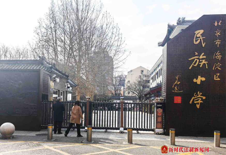 毛主席警卫尹月林到北京市海淀区民族小学讲述领袖读书的故事
