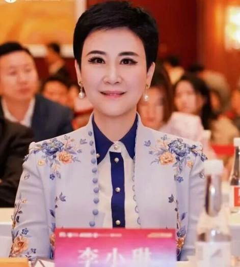 华夏文化促进会主席李小琳在第十届中国企业领袖读享盛典作“书香润企、行稳致远 ”讲演
