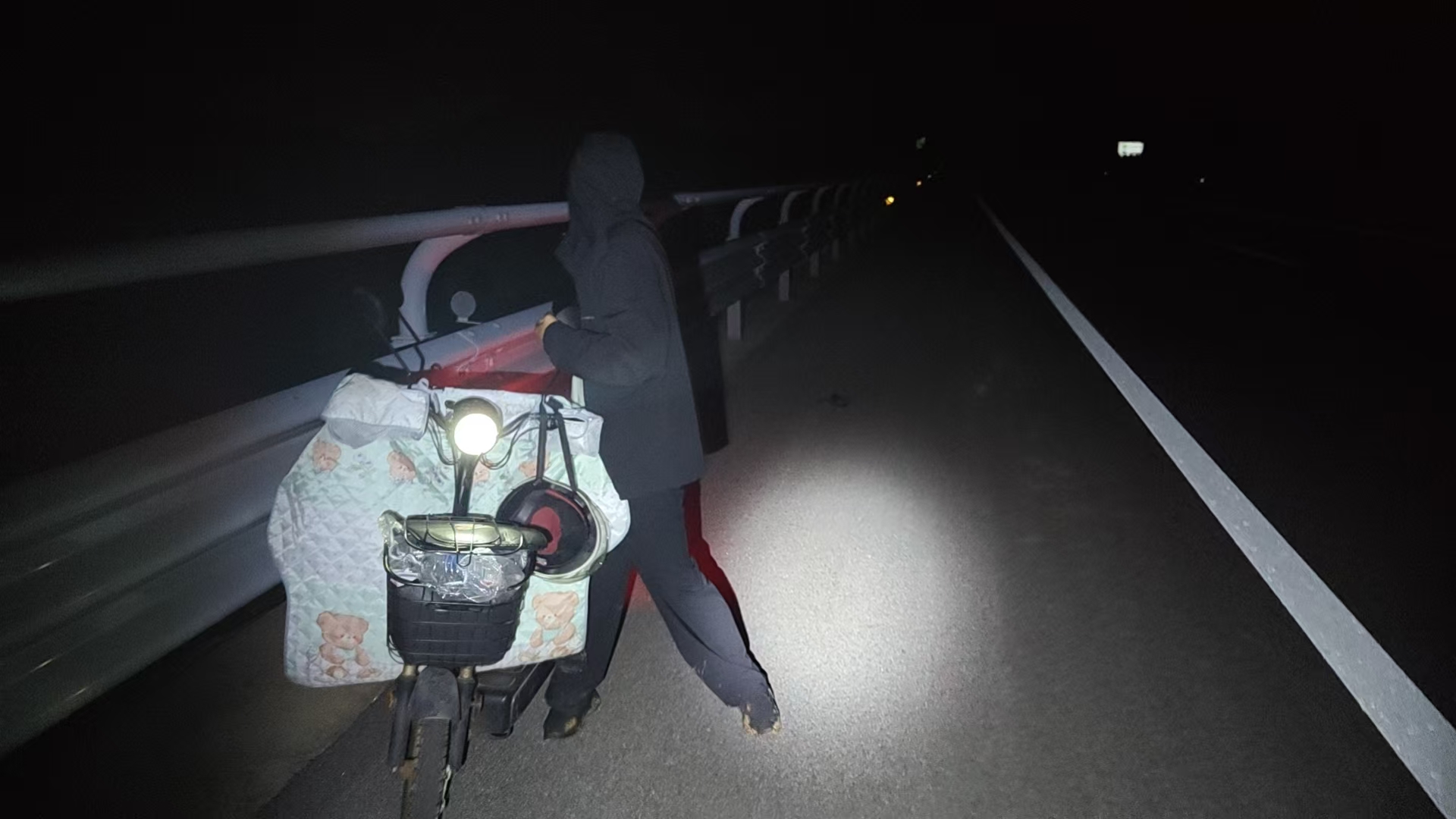 男子骑电动车深夜误上高速，江西高速交警平安护送回家