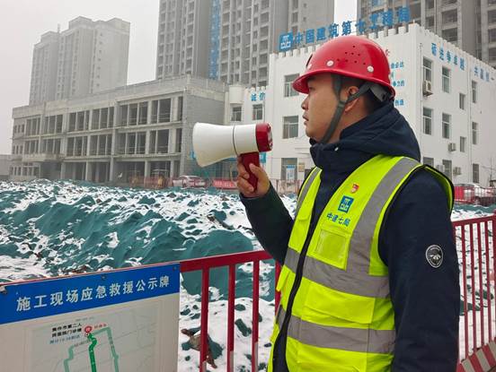 建筑工地上为党旗添彩的人
