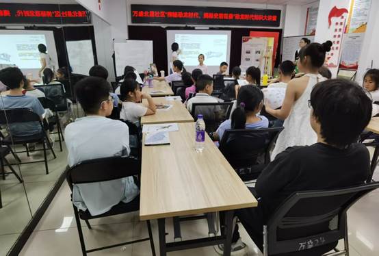 北京市通州区万盛北里社区举办“恐龙知识大讲堂”