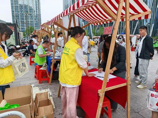 四合聚力暖人心， 公益市集乐不停